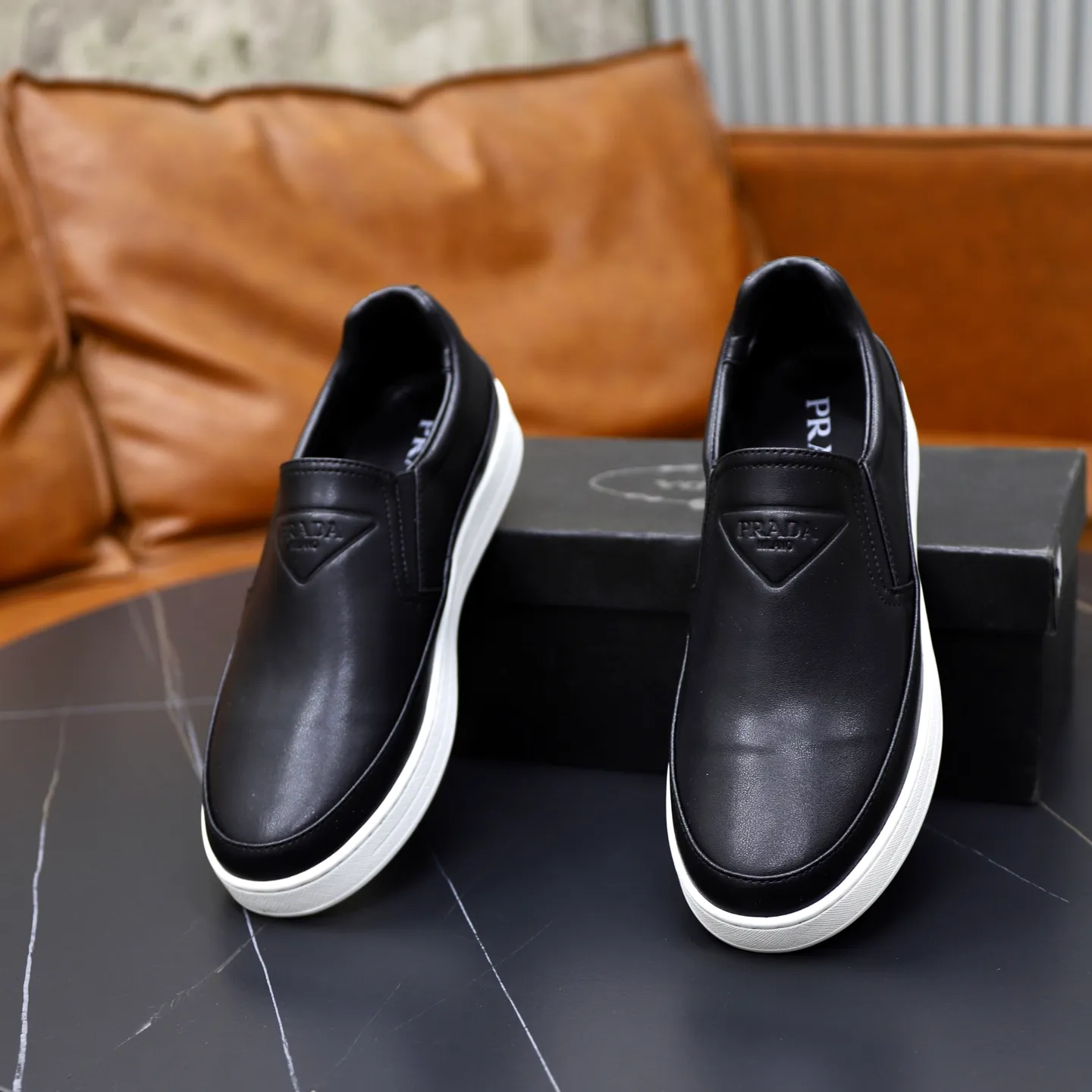 Ex-factory price: 420💰🙅‍♂️🙅‍♂️🙅‍♂️ Brand: PRADA Standard code: 38-44 (45 customized) Grade: Same as the official website Material: Original leather splicing, comfortable and breathable lining, original wear-resistant outsole Style category: Men's fashionable casual shoes, running shoes, noble luxury brand elements, top luxury Color: actual picture color